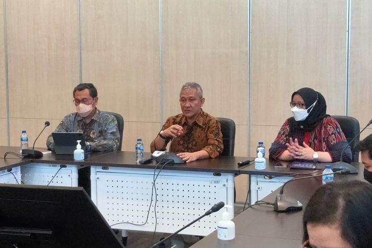 Staf Khusus Menteri Keuangan Bidang Komunikasi Strategis Yustinus Prastowo dan Direktur Jenderal Bea dan Cukai Kementerian Keuangan Askolani saat konferensi pers di Kantor Pusat DJBC, Jakarta pada Jumat (17/6/2022).