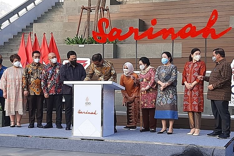 Presiden Joko Widodo menandatangani prasasti peresmian transformasi Sarinah di Gedung Sarinah, Jakarta, Kamis (14/7/2022).