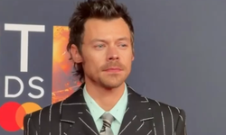 Harry Styles Tampil Berani di BRIT Awards 2026, Kenakan Chanel dan Sepatu Ballet