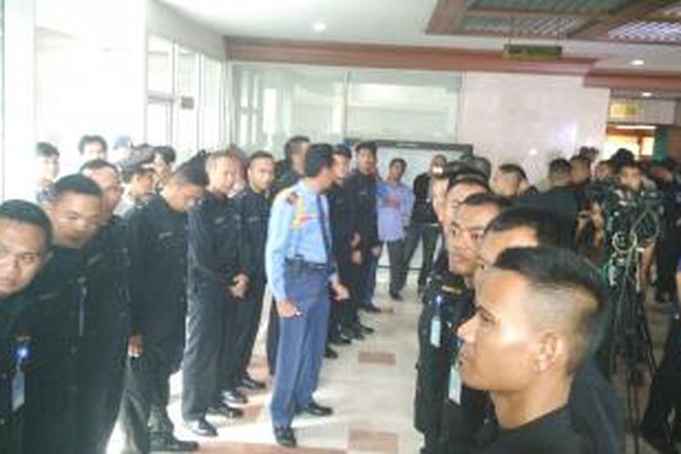 Petugas pengamanan dalam DPR berbasis menyambut kedatangan Ketua DPR Setya
Novanto di Mahkamah Kehormatan Dewan, Senin (7/12/2015).
