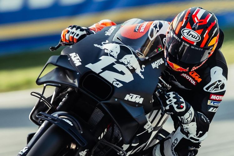 Maverick Vinales menggunakan motor KTM RC16