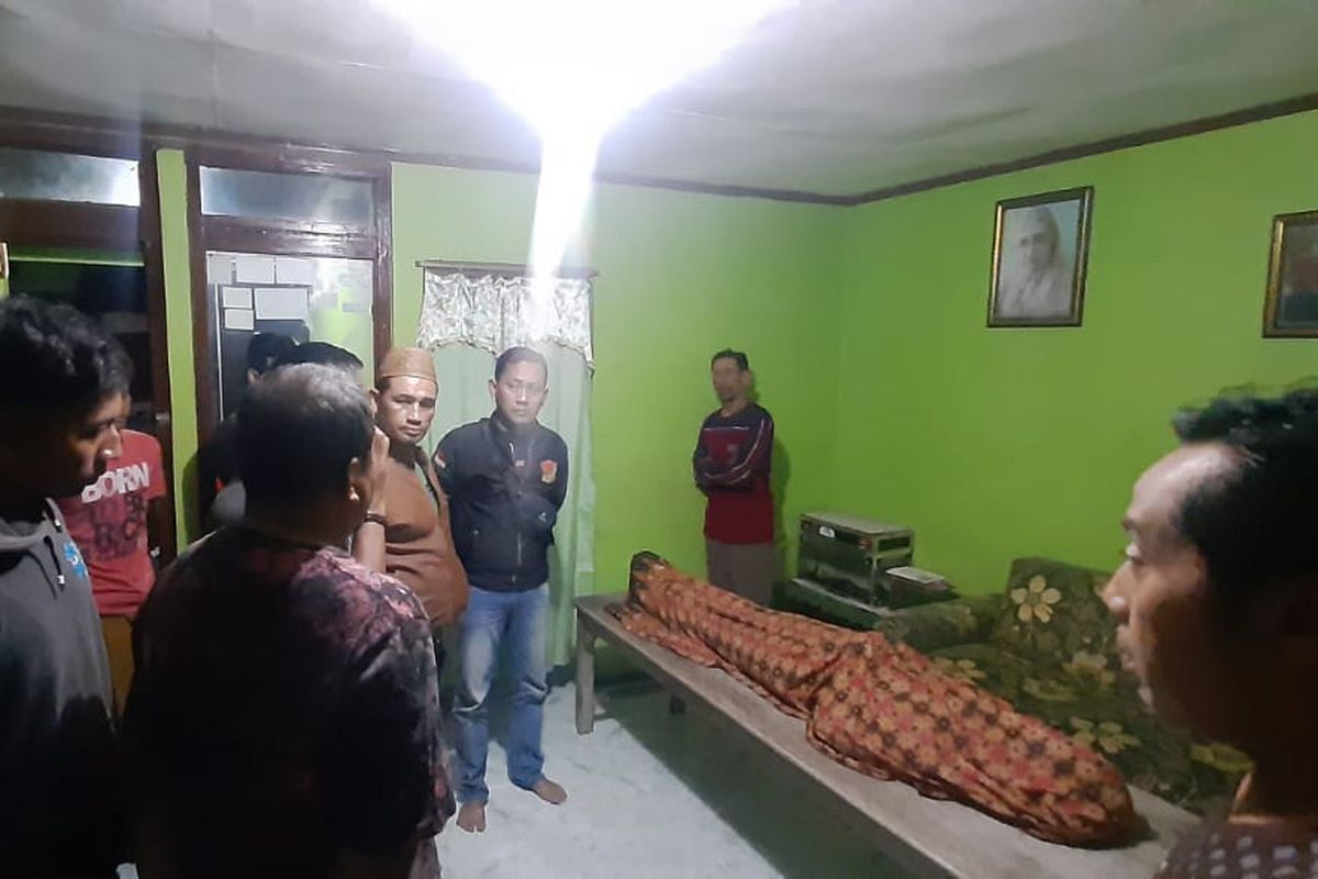 Pihak kepolisian saat mendatangi rumah korban di Desa Tugu, Kecamatan Mantup, Lamongan, Jawa Timur, Kamis (1/12/2022) dinihari.