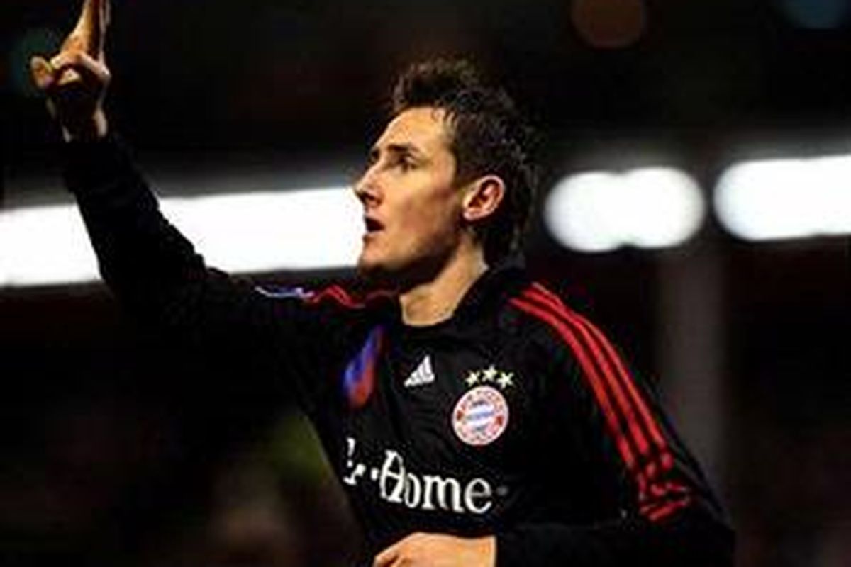 Miroslav Klose merayakan gol yang dia cetak.