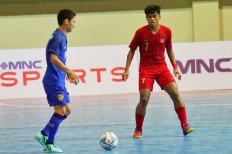 Pemain Timnas Futsal Indonesia , Syauqi Saud saat menjaga pemain Thailand