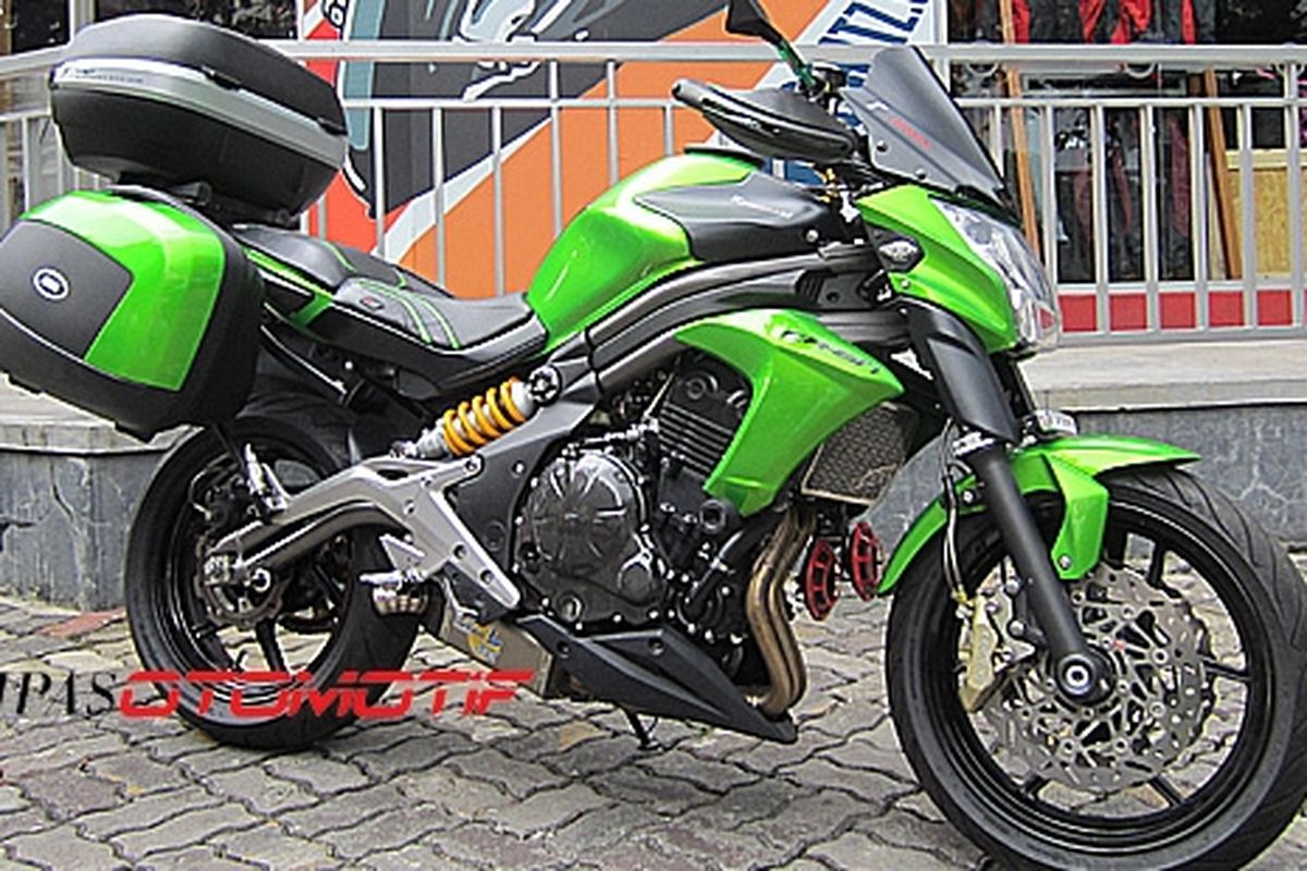 Versi ini lebih banyak ditemui di jalan ketimbang versi ber-fairing, Ninja 650.