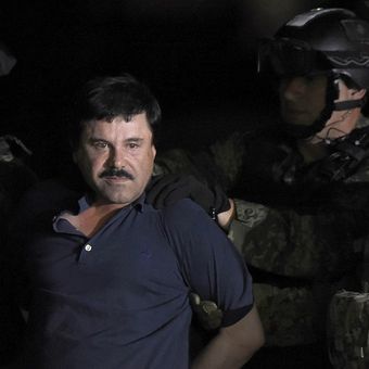 Dalam foto yang diambil pada 8 Januari 2016 ini terlihat gembong narkoba Joaquin El Chapo Guzman digiring menuju sebuah helikopter di sebuah bandara di Mexico City setelah militer menangkapnya di Los Mochis, negara bagian Sinaloa setelah sempat kabur dari penjara.