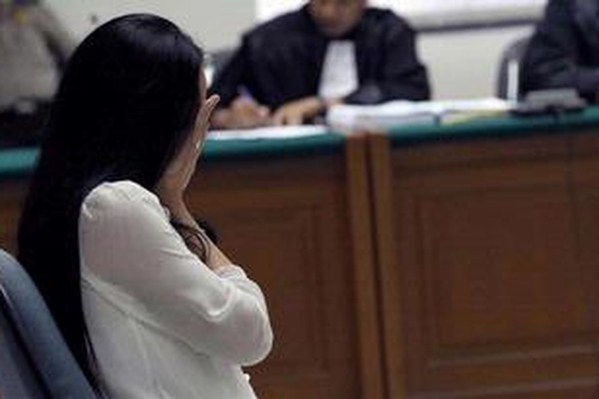 Terdakwa Angelina Sondakh menjalani sidang vonis yang digelar di Pengadilan Tindak Pidana Korupsi, Jakarta, Kamis (10/1/2013). Angie divonis 4,5 tahun dengan denda 250 juta Rupiah, karena terbukti terlibat dalam kasus korupsi penerimaan hadiah dalam penganggaran di Kemenpora dan Kemendiknas. TRIBUNNEWS/DANY PERMANA