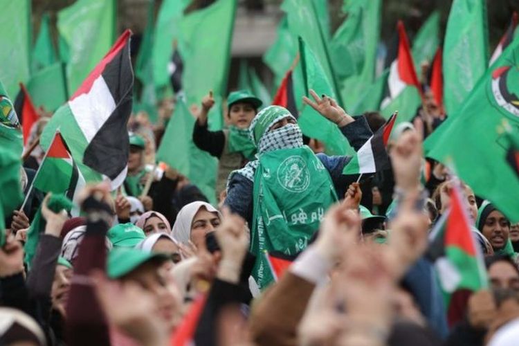Foto arsip. Sejumlah warga Palestina turut serta dalam pawai yang memperingati 31 tahun pendirian Hamas di Kota Gaza, pada 2018 lalu.
