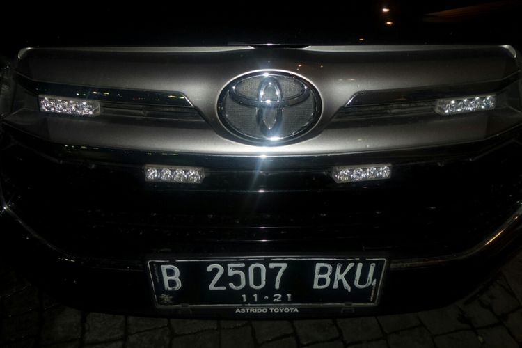 Lampu strobo ditempel di mobil Gubernur DKi Jakarta Anies Baswedan. Foto diambil di Balai Kota DKI Jakarta, Jalan Medan Merdeka Selatan, Kamis (19/10/2017). 