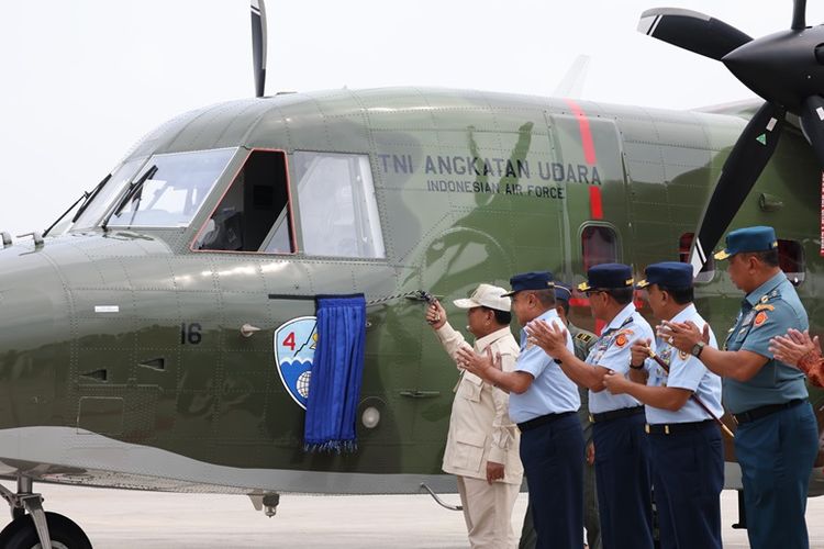 Menteri Pertahanan (Menhan) Prabowo Subianto saat menyerahkan lima unit pesawat NC-212i buatan PT Dirgantara Indonesia (PTDI) kepada TNI Angkatan Udara di Halim Perdanakusuma, Jakarta, Selasa (12/12/2023).
