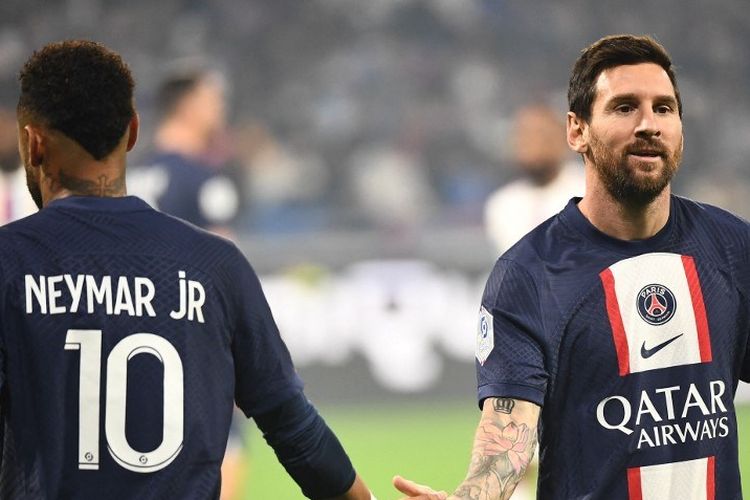 Penyerang PSG, Lionel Messi (kanan) melakukan tos dengan Neymar dalam laga Liga Perancis 2022-2023 antara Lyon vs PSG di Groupama Stadium, 18 September 2022.