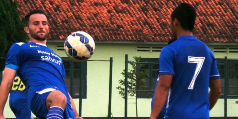 Penyerang Persib Bandung, Ilija Spasojevic, berlatih bersama Atep di Pusat Pendidikan Polisi Militer (Pusdikpom) Cimahi, Sabtu (28/3/2015) sore. 