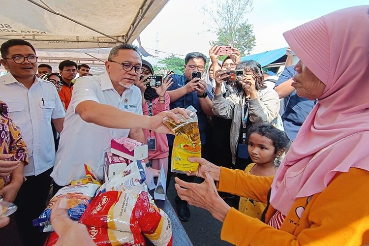 Menteri Perdagangan Zulkifli Hasan membagikan minyak gratis kepada masyarakat di Kelurahan Penggilingan, Jakarta Timur, Rabu (5/4/2023)