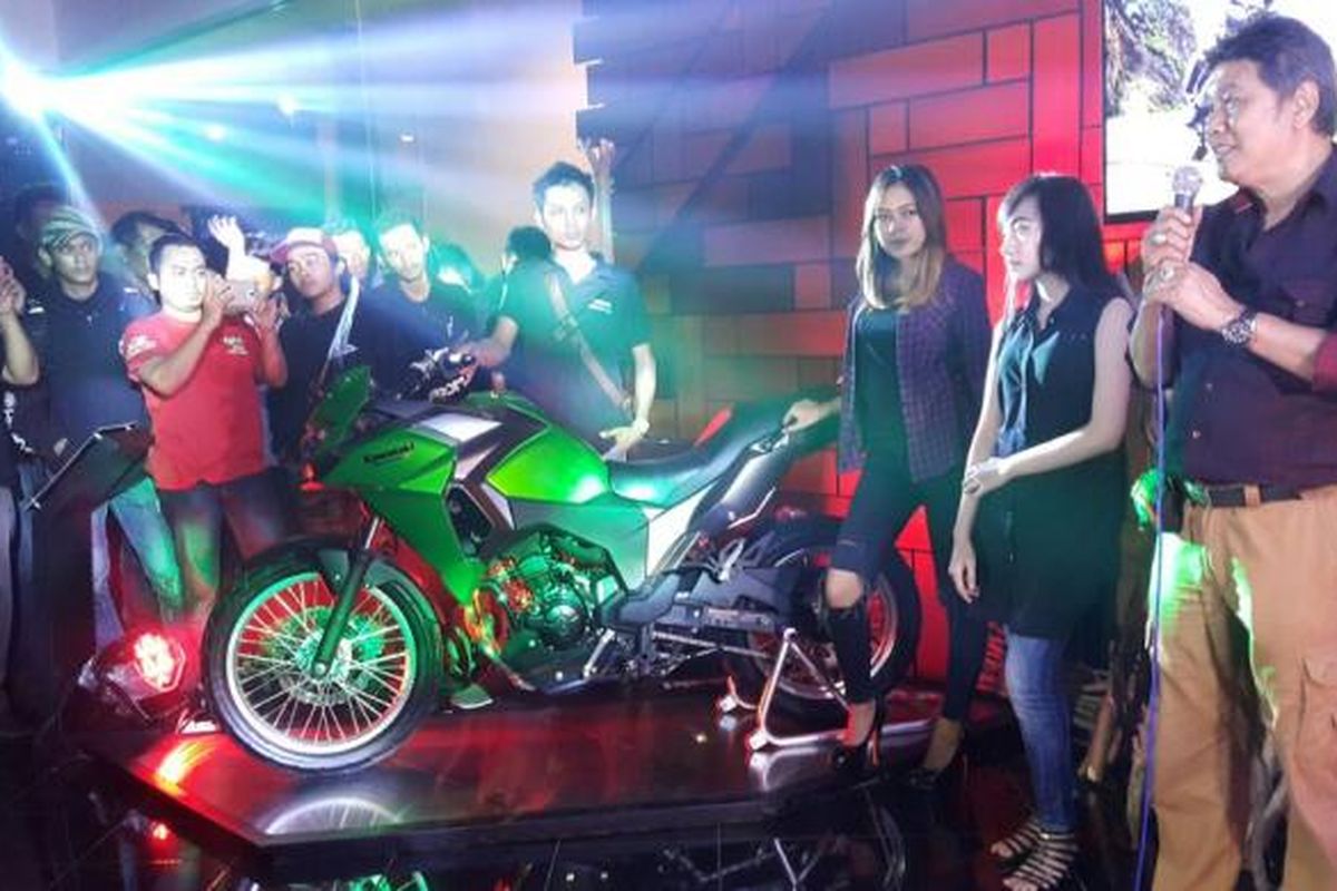 Foto : Suasana first viewing sepeda motor Kawasaki Versys -X 250 di Karisidenan Madiun yang digelar di dealer Kawasaki Merdeka, Kota Ngawi, Jawa Timur, Jumat ( 3 / 2 / 2017) malam. 