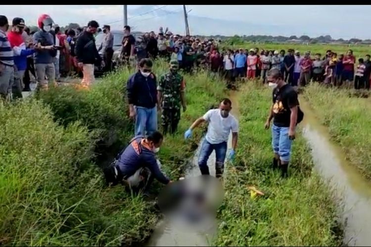 Petugas berusaha mengevakuasi mayat perempuan yang ditemukan warga di areal persawahan Desa Dukuhturi, Kecamatan Dukuhturi, Tegal, Jawa Tengah, Sabtu (5/3/2022). 