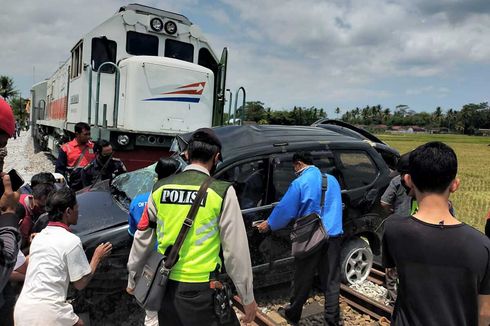 Korban Tewas Mobil Tertabrak Kereta Jadi 3 Orang, Begini Kronologinya