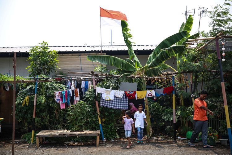 Aktivitas warga di Kampung Akuarium, Penjaringan, Jakarta Utara, Rabu (9/10/2019). Pemprov DKI akan membangun kembali Kampung Akuarium pada tahun 2020.