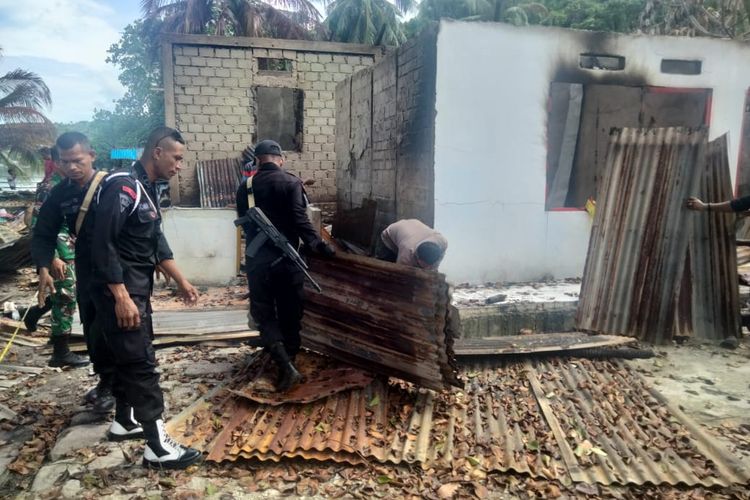 Aparat kepolisian bersama warga melakukan pembersihan di desa Ohoi Ngurdu, Kecamatan Kei Besar, Kabupaten Maluku Tenggara yang ikut terdampak bentrok warga, Kamis (17/11/2022)