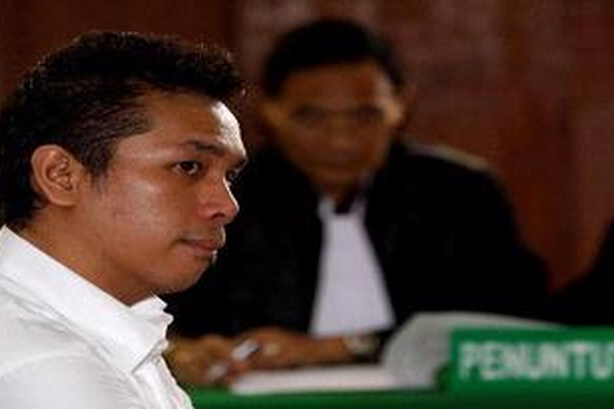 Mantan vokalis Kerispatih, Hendra Samuel Simorangkir atau akrab disapa Sammy menjalani sidang perdana di Pengadilan Negeri Jakarta Pusat, Kamis (22/4/2010).