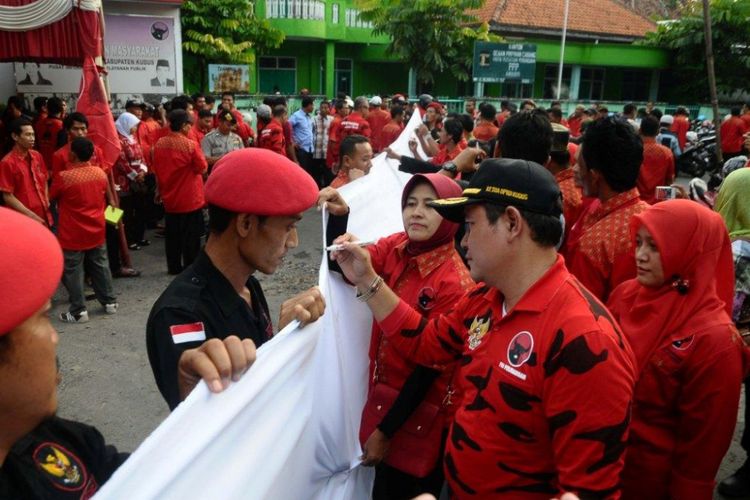 Ribuan kader PDIP Kudus membubuhkan tanda tangan deklarasikan dukungan terhadap Bupati Kudus menjadi Cagub Jateng di Kudus, Rabu (26/4/2017) sore