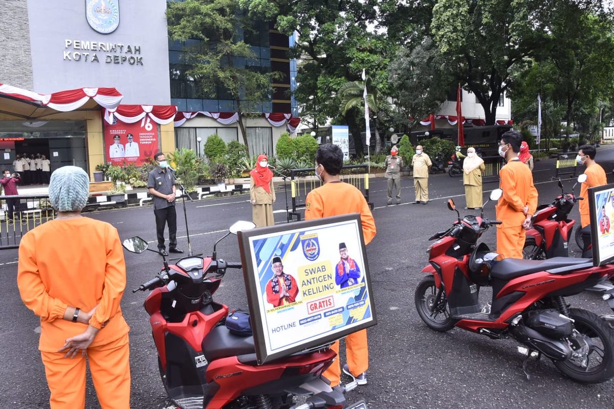 Wakil Wali Kota Depok, Imam Budi Hartono, meluncurkan mobil dan motor untuk layanan swab antigen keliling, Selasa (10/8/2021).