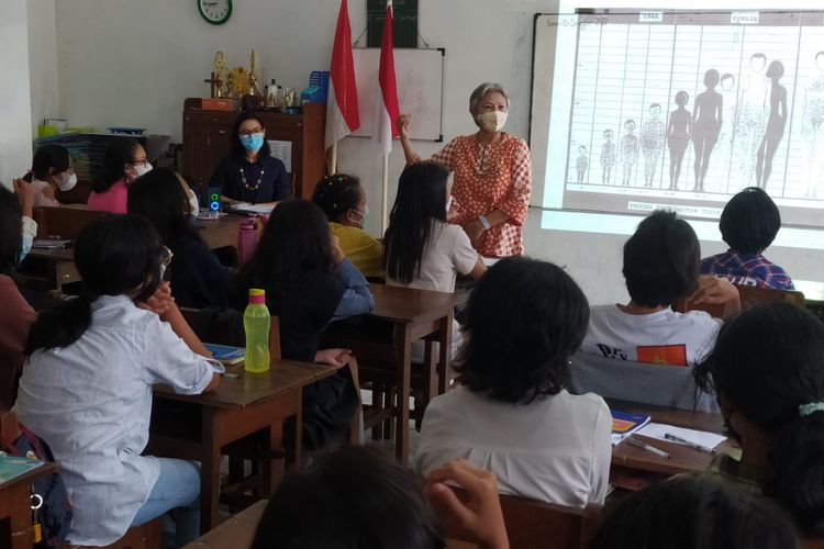 Dosen Prodi PGSD Universitas Sanata Dharma (USD), Dra. Ignatia Esti Sumarah, M.Hum., saat memberikan materi mengenai edukasi seksual di SDK Sorowajan, Senin (12/12/2022).