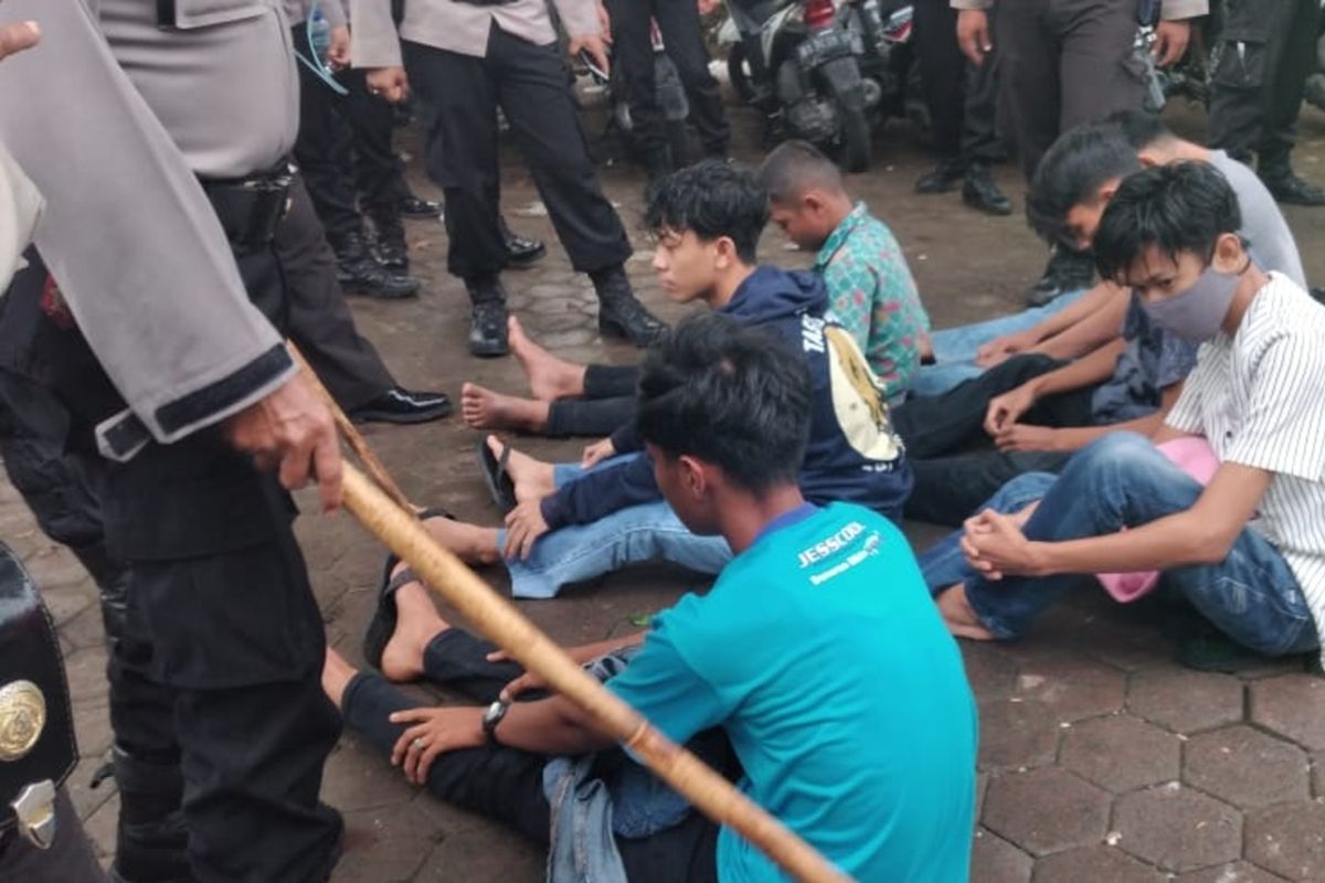 Perusuh saat demo tolak UU Cipta Kerja di Padang ditangkap polisi. Setelah dijemput orangtua, mereka dilepas polisi