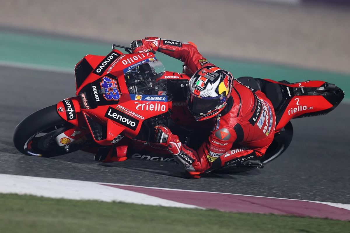 Jack Miller saat sesi latihan bebas pada MotoGP Doha 2021. (Photo by KARIM JAAFAR / AFP)