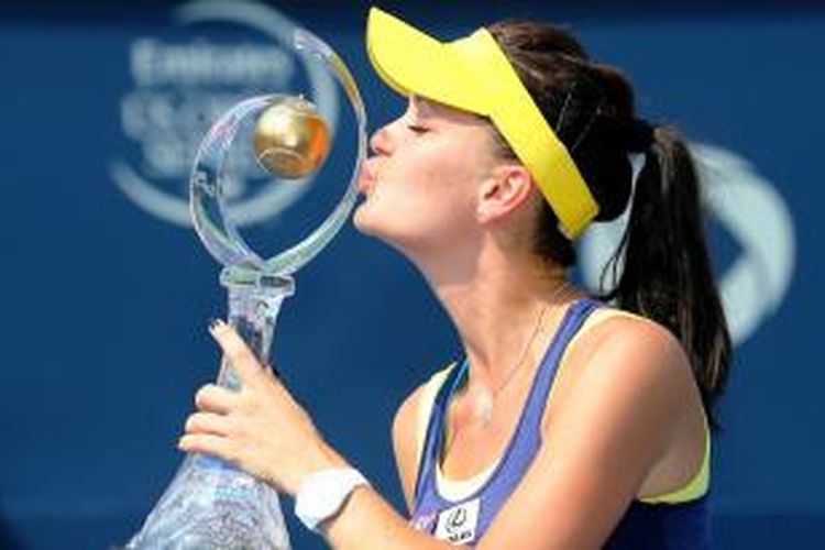 Petenis Polandia, Agnieszka Radwanska, mencium trofi juara Rogers Cup setelah mengalahkan petenis Amerika Serikat, Venus Williams, pada laga final yang berlangsung di Montreal, Kanada, Minggu (10/8/2014). Radwanska menang 6-4, 6-2.