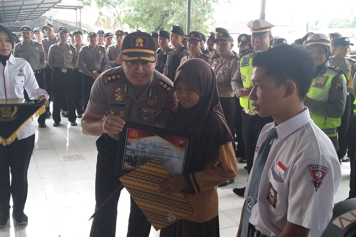 Kapolres Madiun, AKBP Eddwi Kurniyanto memberikan penghargaan kepada Annisa Rodlotul Jannah, siswi MTS Geger, Kecamatan Geger, Kabupaten Madiun karena keberaniannya melawan dan menggalkan kejahatan yang menimpanya, Selasa (10/3/2020)