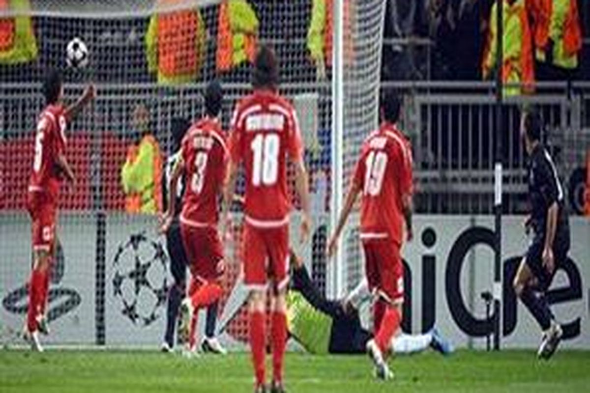 Gelandang Olympique Lyonnais, Miralem Pjanic (kanan) usai mencetak gol ke gawang Fiorentina pada babak penyisihan grup Liga Champions, Rabu (16/9) atau Kamis dini hari WIB.