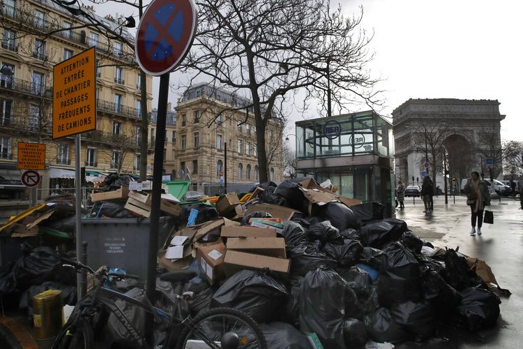 Pemandangan sampah dan tumpukan kantong sampah di Paris, Perancis, Selasa, 4 Februari 2020. Sampah menumpuk di jalan-jalan Paris dan Marseille karena petugas kebersihan dan sanitasi mengikuti aksi mogok kerja untuk menentang rencana aturan kenaikan usia pensiun di Perancis.