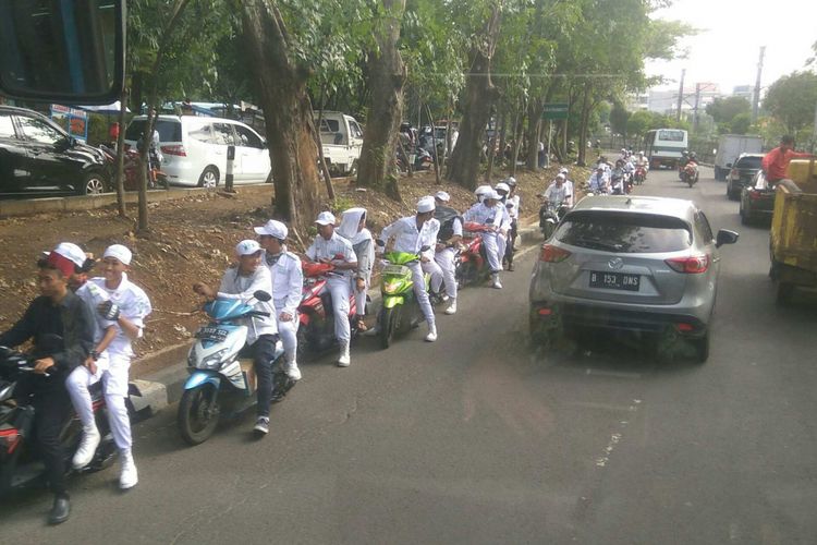 Massa Aksi 299 mengendarai motor lawan arah di Jalan Tentara Pelajar, Jumat (29/9/2017).