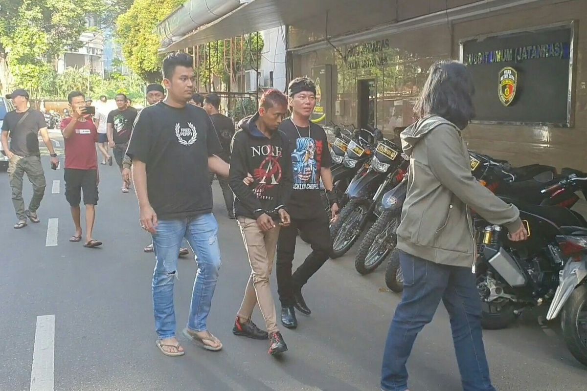 Laki-laki berinisial S, salah satu pembunuh bos Hotel Assirot Resident, Jakarta Barat saat ditangkap penyidik Polda Metro Jaya. 