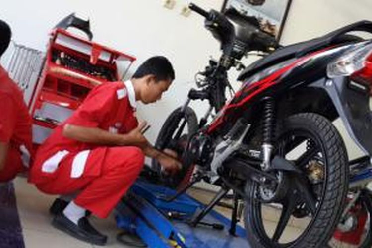Siswa SMKN 1 Manggis, Karangasem, Bali, melakukan praktik menggunakan sepeda motor Honda.