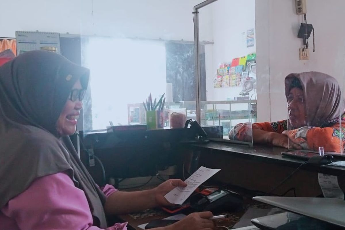 Agen Pegadaian melayani nasabah bernama Saudah yang hendak menggadaikan perhiasan emasnya.