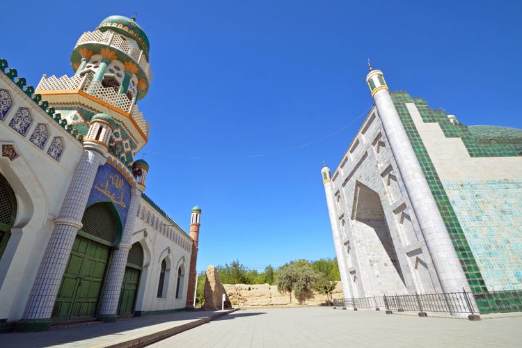 Masjid Etigar (kiri) berhadapan dengan pemakaman Raja Muhammad Bixir (kanan) di Mausoleum Raja-Raja Hami, Xinjiang, Tiongkok.