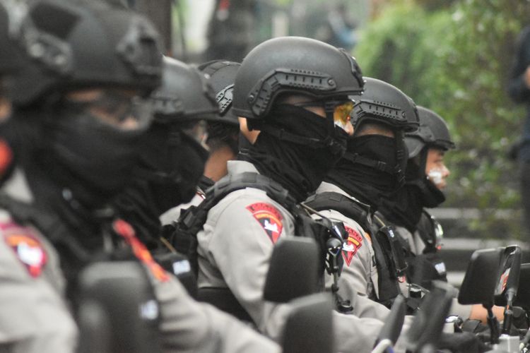 Petugas tampak bersiap menghalau aksi anarkisme yang dilakukan pendemo tolak UU Cipta Kerja di Kota Bandung. aksi demo diwarnai kericuhan dan lemparan batu, Kamis (8/10/2020).