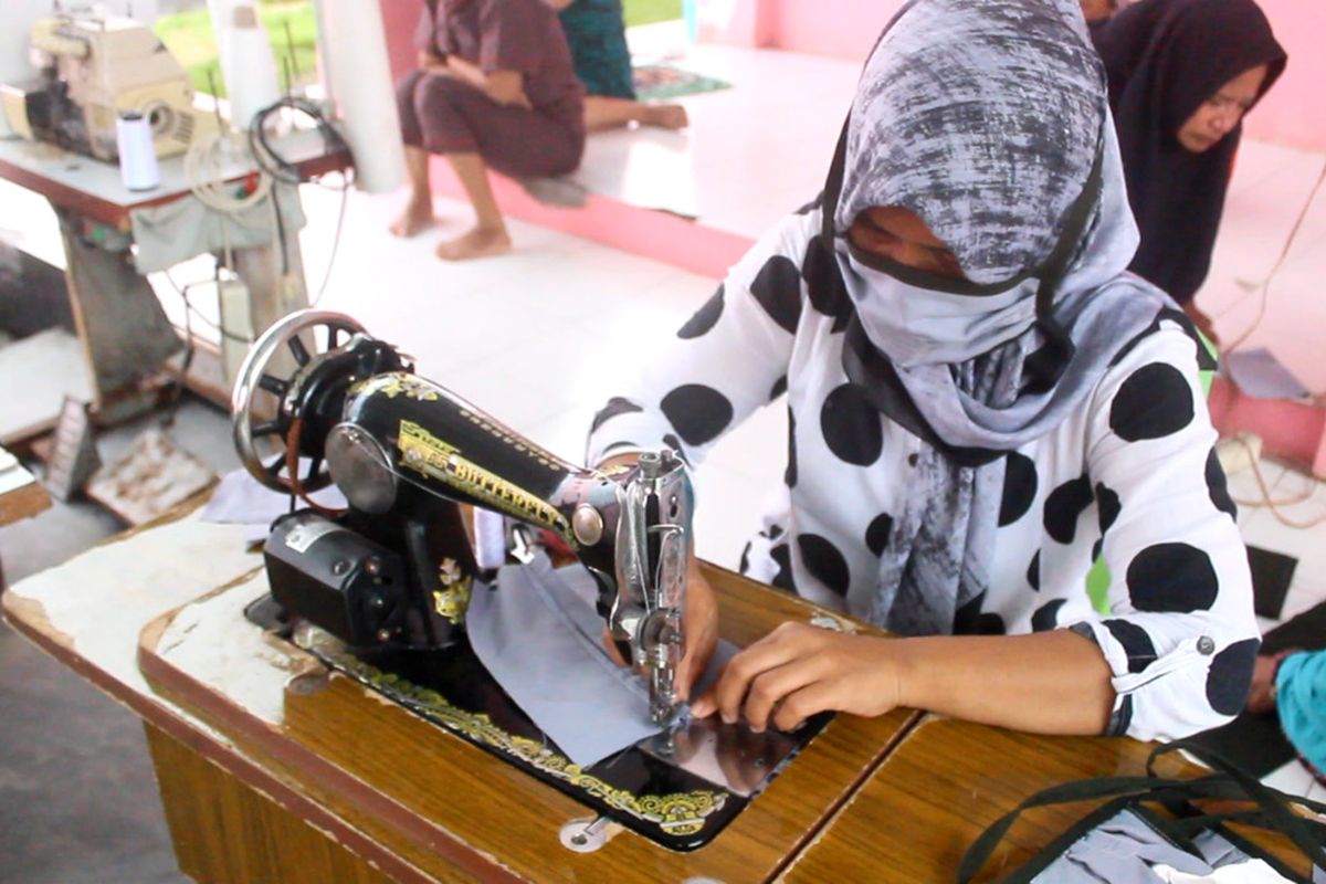 Masker Langka, Warga Binaan Lapas Parepare Membuat Masker