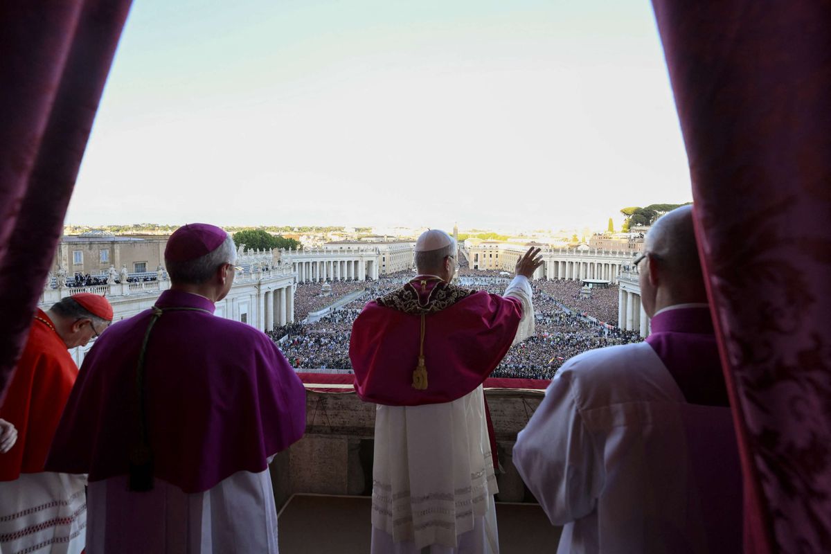 Robert Francis Prevost, yang kini dikenal sebagai Paus Leo XIV, menyapa umat saat diperkenalkan sebagai paus baru terpilih di balkon Basilika Santo Petrus, Vatikan, Kamis (8/5/2025).