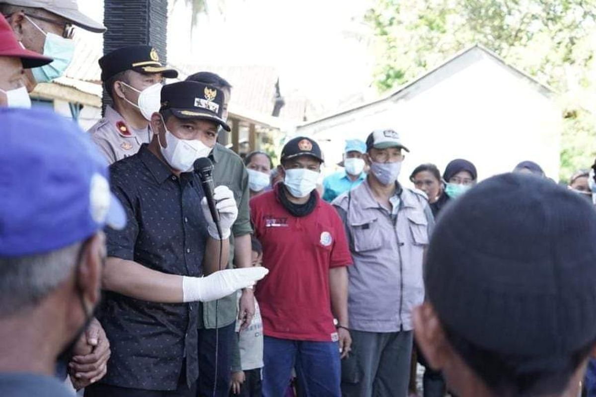 Bupati Lumajang Thoriqul Haq beri arahan kepada warga yang sapinya terkena PMK untuk tenang