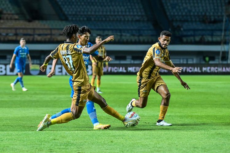 Ricky Kambuaya dan Alta Ballah para pemain Dewa United yang coba menghentikan Ryan Kurnia pemain Persib dalam pertandingan pekan ketiga Liga 1 2023-2024 antara Persib vs Dewa United, Jumat (14/7/2023) di Stadion Gelora Bandung Lautan Api (GBLA).