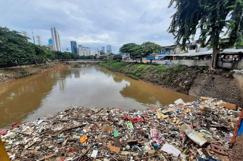 Sampah Penuhi Pintu Air Karet karena Kondisi Pintu yang Rusak