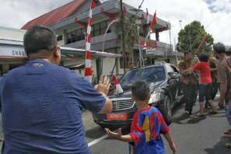 Warga mencoba mendekati kenderaan Presiden Joko Widodo saat kunjungan ke Minahasa, Selasa (27/12/2016)