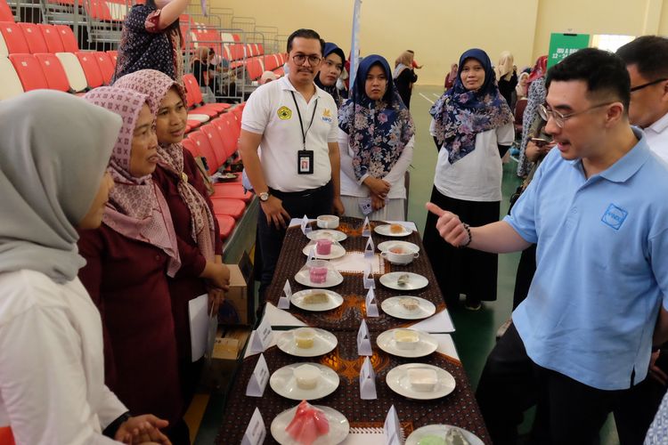 Edukasi gizi dengan makanan lokal yang dilakukan dalam program Gerakan Anak Sehat bersama Kolaborasi Inklusif Pengusaha Indonesia Atasi Stunting APINDO.