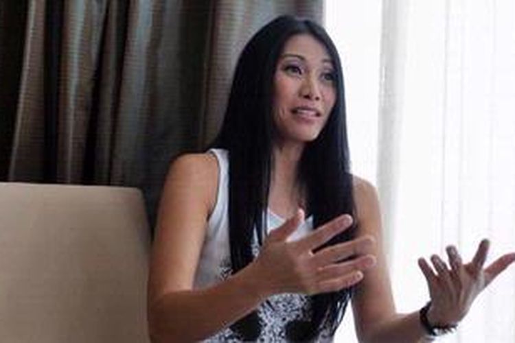 Penyanyi Anggun C Sasmi diwawancara oleh Kompas.com di The Residences at Ritz-Carlton Pacific Place, Jakarta,  Senin (13/5/2013). Wanita kelahiran 29 April 1974 ini meluncurkan album Best-of Design of Decade 2003-2013, yang berisi lagu-lagu lama dan barunya.