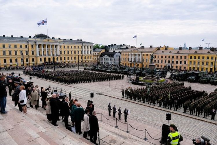 Tentara dan personel militer berbaris selama parade di Senat Square (Senaatintori) di Helsinki pada 4 Juni 2022 saat negara itu merayakan Hari Bendera Angkatan Pertahanan Finlandia. 