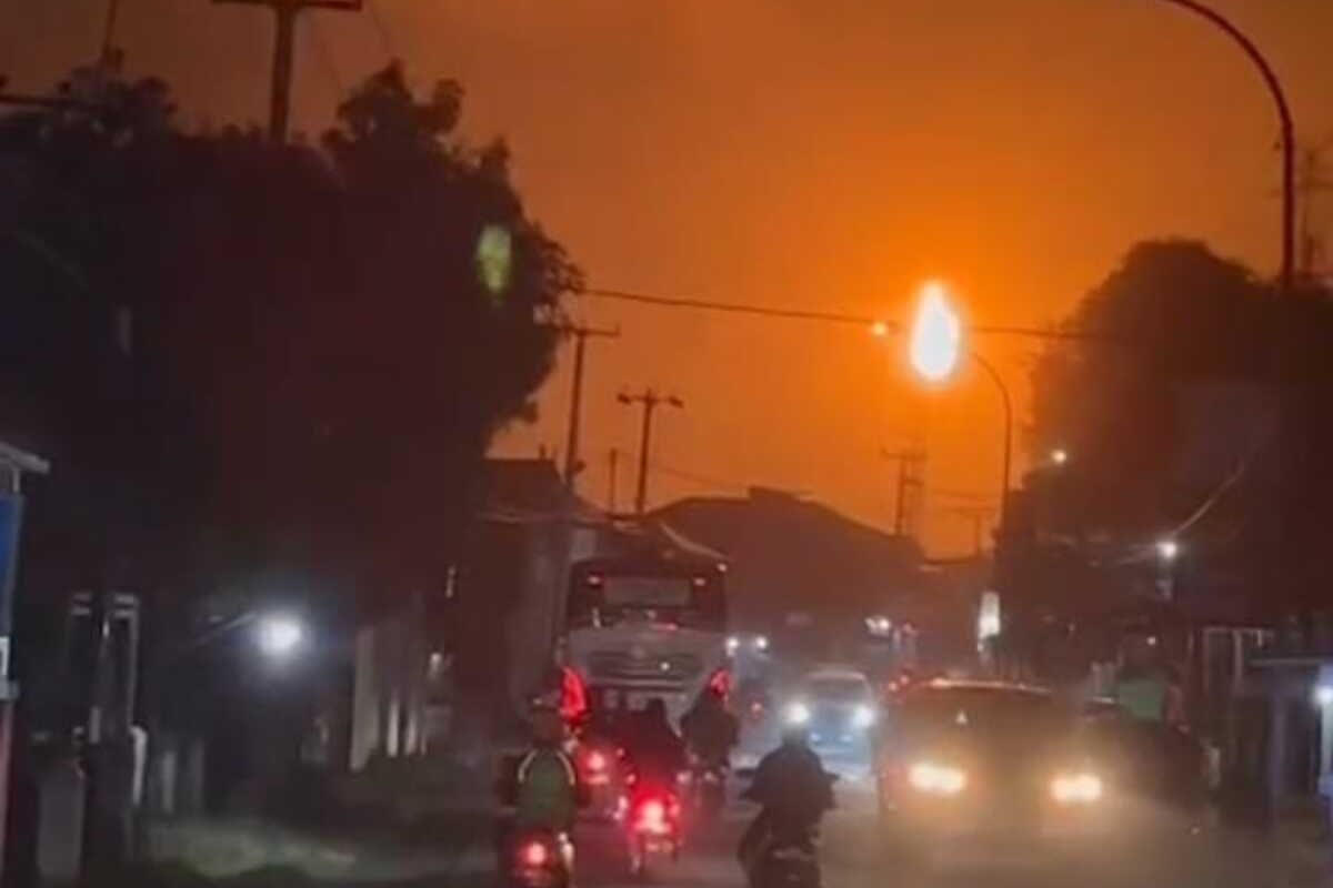 Aktifitas flaring di PT Lotte Chemical Indonesia, Kota Cilegon, Banten pada Rabu (21/5/2025) malam. Aktifitas flaring merupakan kegiatan yang normal disetiap awal pengoperasian pabrik petrokimia.