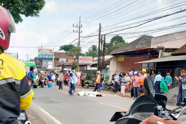 Warga menutupi jenazah korban kecelakaan di kawasan Kecamatan Pakisaji, Kabupaten Malang, Jawa Timur, Selasa (14/6/2022).