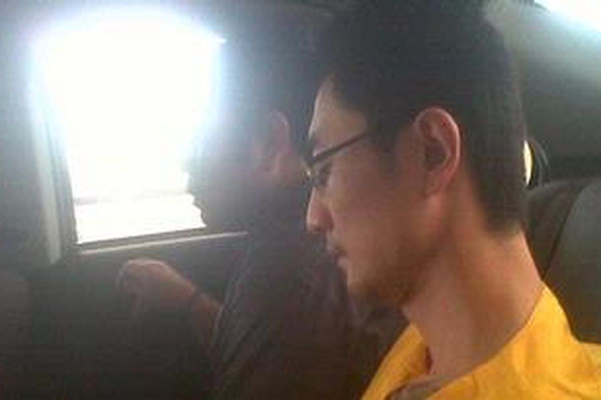 Alanshia alias Aliong (31), tersangka pelaku mutilasi Ancol, diantar mobil polisi dari Mapolrestro Jakarta Utara ke Mapolda Metro Jaya, Jumat (15/3/2013)